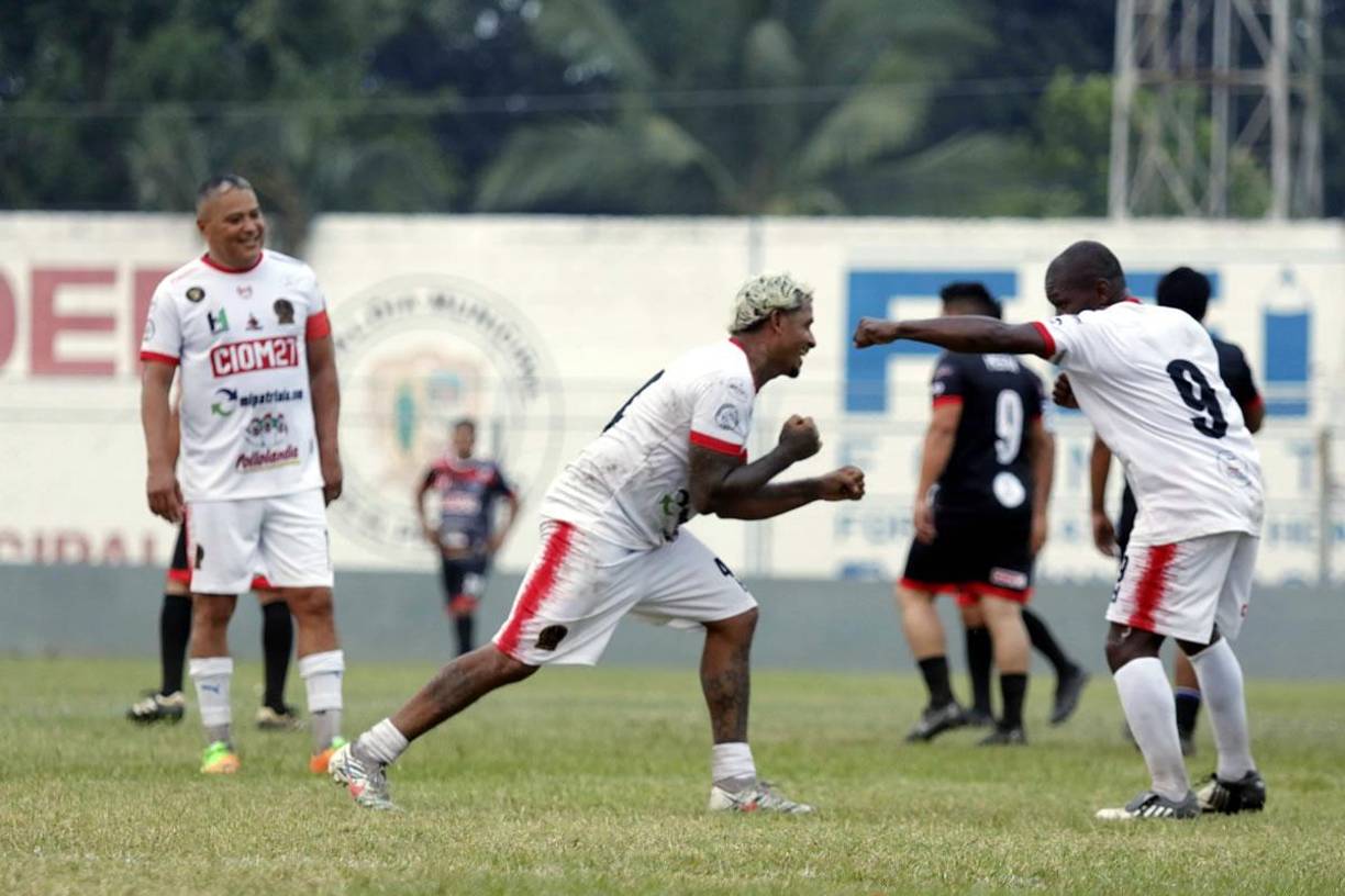Estilo boxeo. Así festejaron Wilfredo Barahona y ‘Tyson‘ Núñez uno de los 11 goles que se dieron en la tarde futbolera en El Progreso.