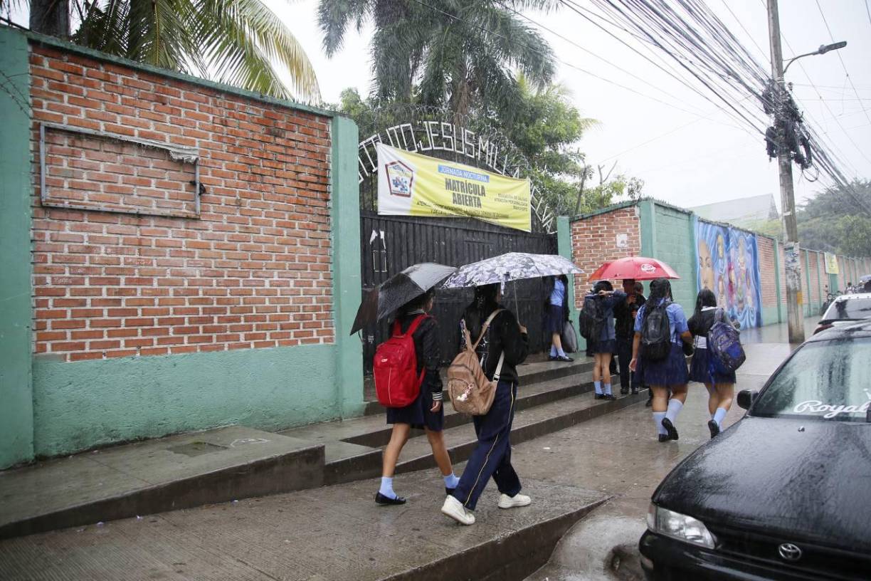 De acuerdo con las primeras investigaciones, el menor habría sido asesinado por otro compañero del Instituto. 