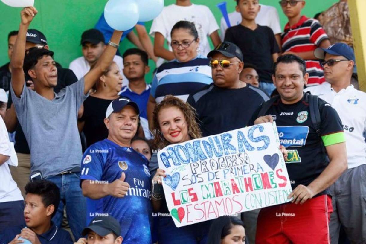 Estos aficionados del Marathón portaron una pancarta en el estadio Humberto Micheletti en apoyo al Honduras Progreso.