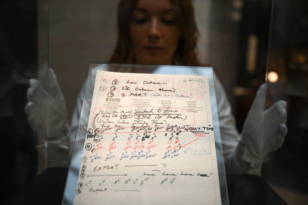 De entre los bocetos de algunos de los mayores éxitos de Queen destaca el de “Bohemian Rhapsody”: quince páginas que revelan las diferentes ideas del músico para este tema que debía llamarse inicialmente “Mongolian Rhapsody”.