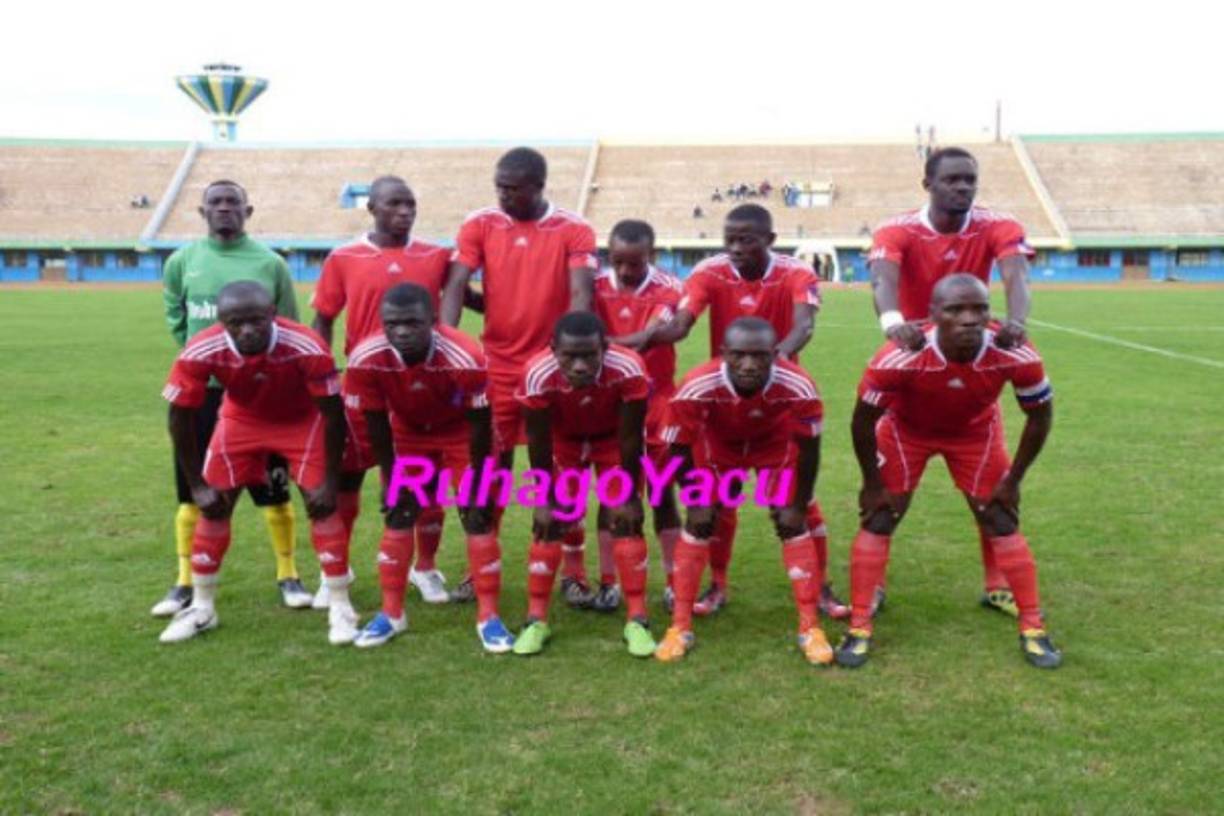 Los jugadores del Musanze de Ruanda tomar a sus compañeros de abajo de los hombros...