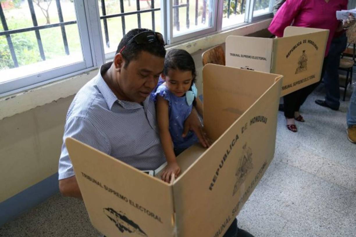 Esta pequeña estaba muy emocionada al observar a su papá votar en las elecciones primarias.