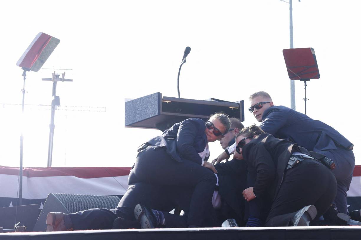 Una fuerte presencia policial, del Servicio Secreto y de helicóptero rodea la zona y está protegiendo al exmandatario.