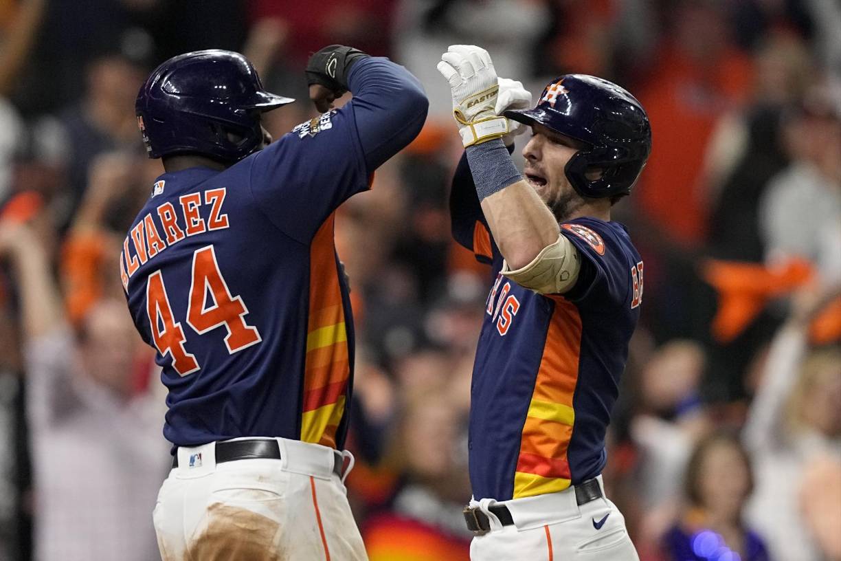 Los Astros salieron agresivos desde el primer inning cuando el venezolano Altuve, el dominicano Peña y el cubano Alvarez encendieron los maderos y conectaron dobletes consecutivos para darle al equipo un ventaja de 2x0.