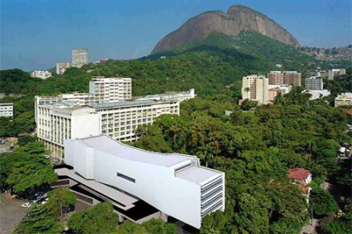 7. La Pontificia Universidad Católica de Río de Janeiro ofrece más de 60 titulaciones distribuidas en cuatro facultades: Ciencias Sociales; Teología y Humanidades; Ciencias y Tecnología, y Ciencias Biomédicas. También destacan los programas de Derecho, Ingeniería, Informática, Psicología, Economía, Negocios y Relaciones Internacionales.