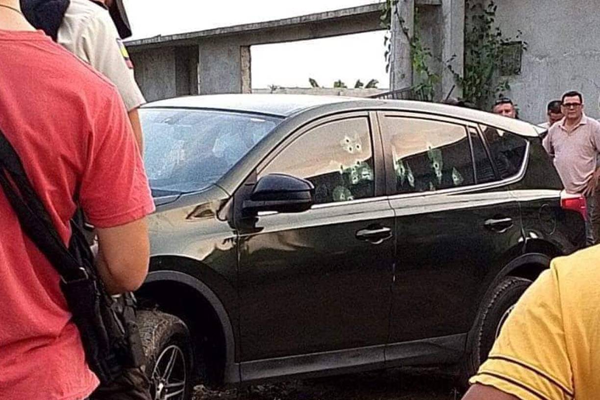 Los sicarios, a bordo de una motocicleta, emboscaron el vehículo de la pareja en el barrio El Mirador.