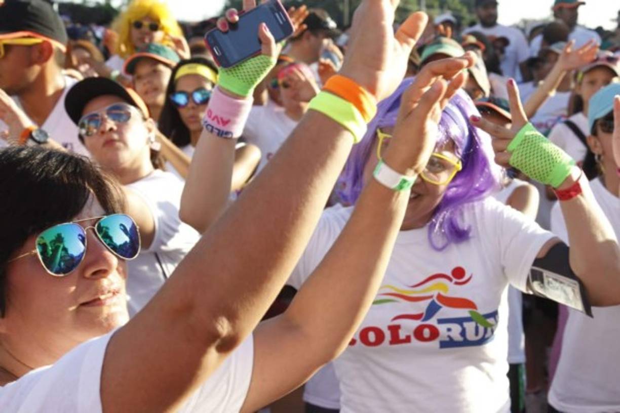 El mar de personas salió desde la Torre de Banpaís, bajó a la Circunvalación para luego pasar por la mediana de Subway café, retornar al puente a desnivel y subir la mediana que conduce al bulevar del Mario Rivas para volver a la Torre.