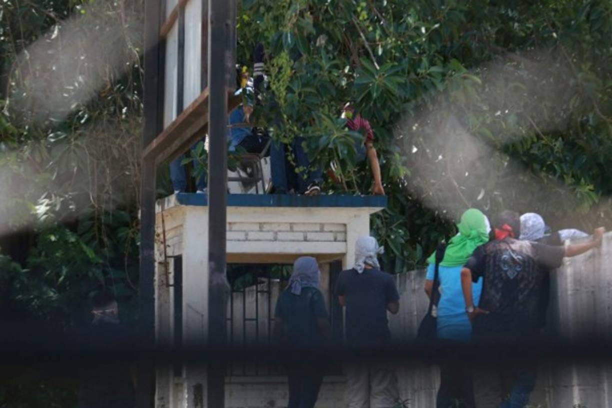 Los estudiantes encapuchados esperan ser desalojados de la toma en la Unah-vs.