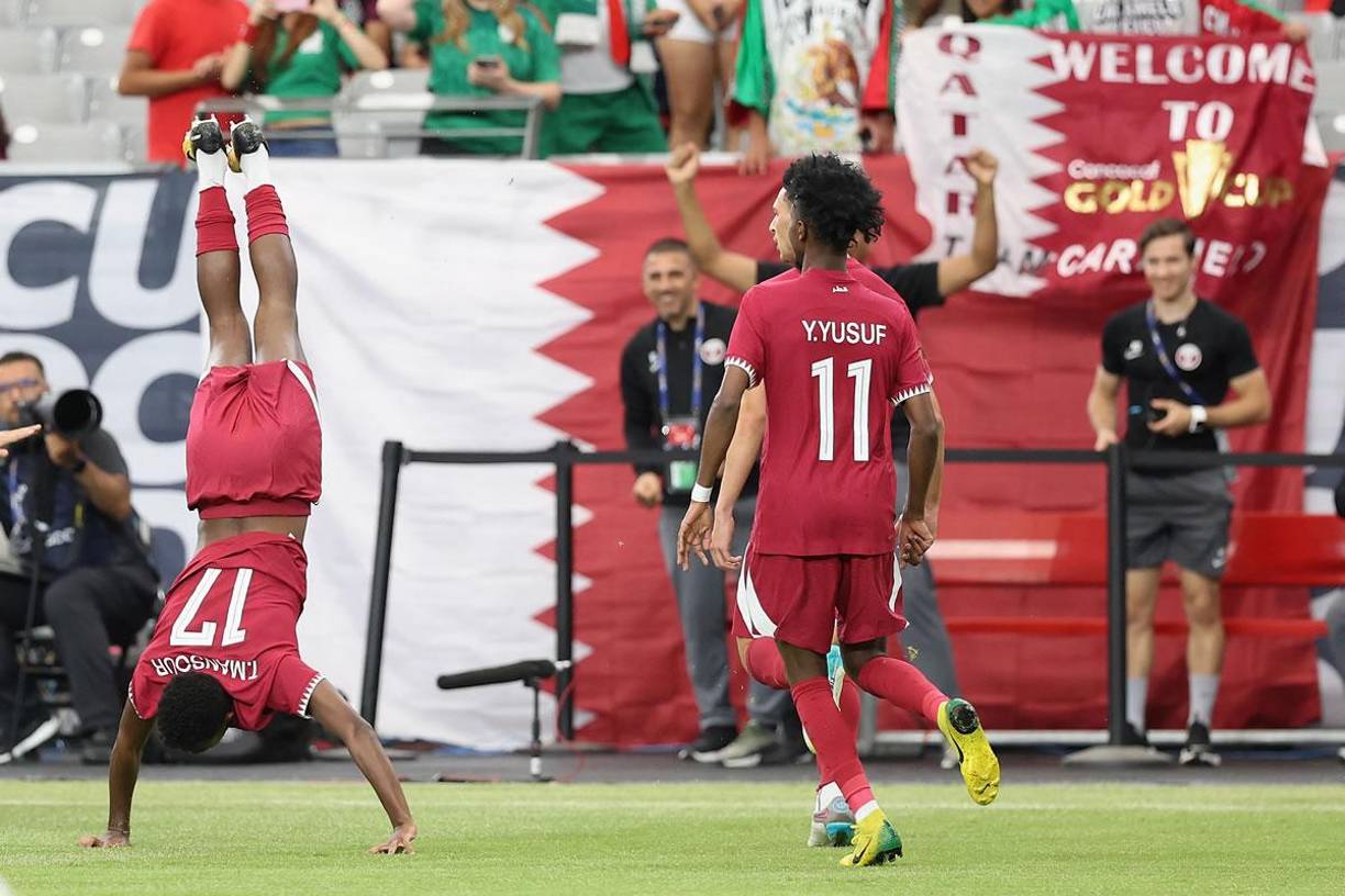La acrobática celebración de Tameem Alabdulla tras abrir el marcador para Qatar 1-0 ante Honduras.