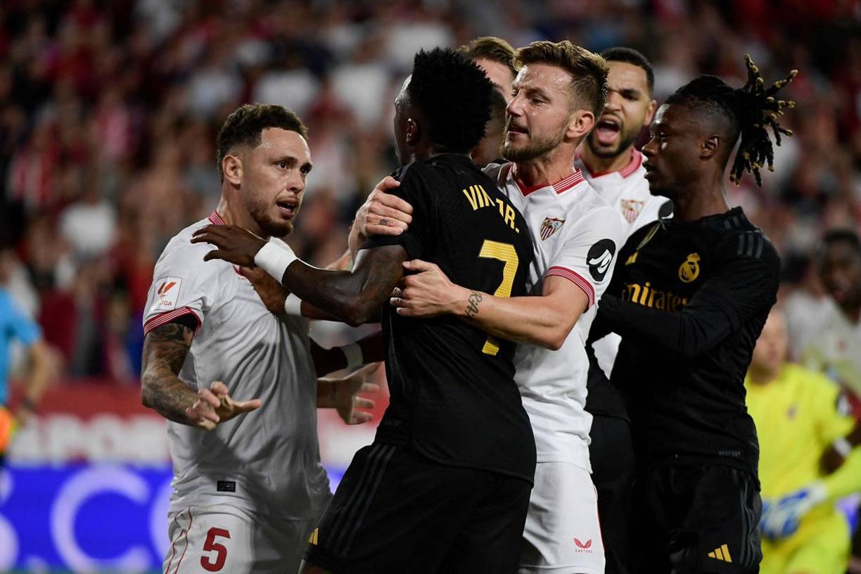 Los jugadores del Sevilla se fueron encima de Vinicius.