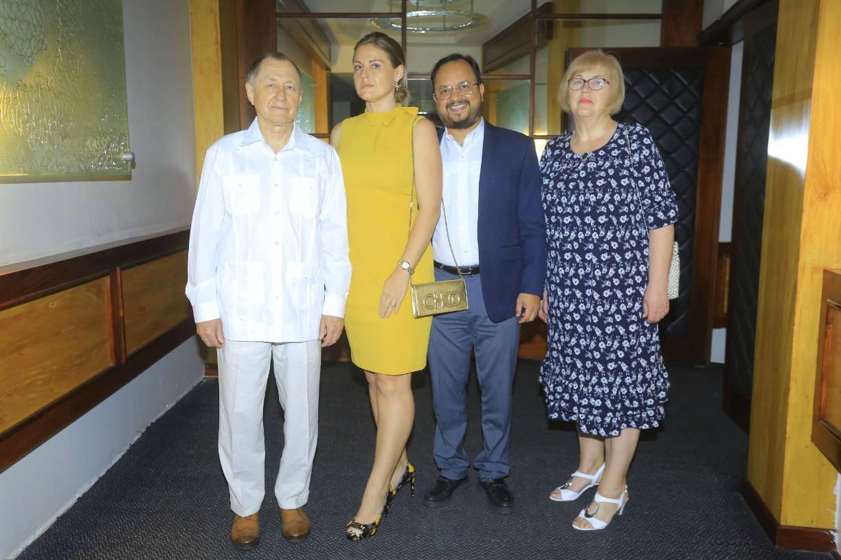 Oleksander Skrypal, Svitlana y Nahún Moreno junto a Tetiana Skrypal