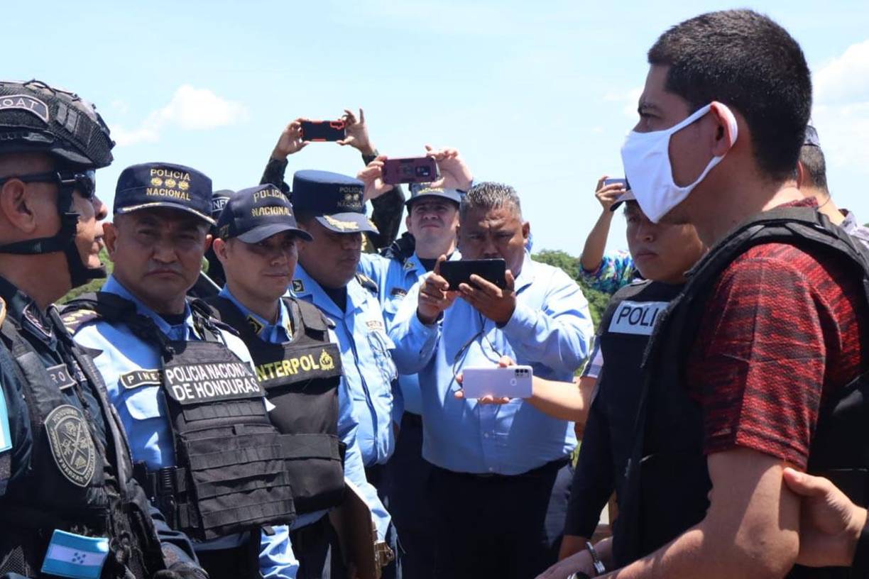 En Honduras tiene una orden de captura.