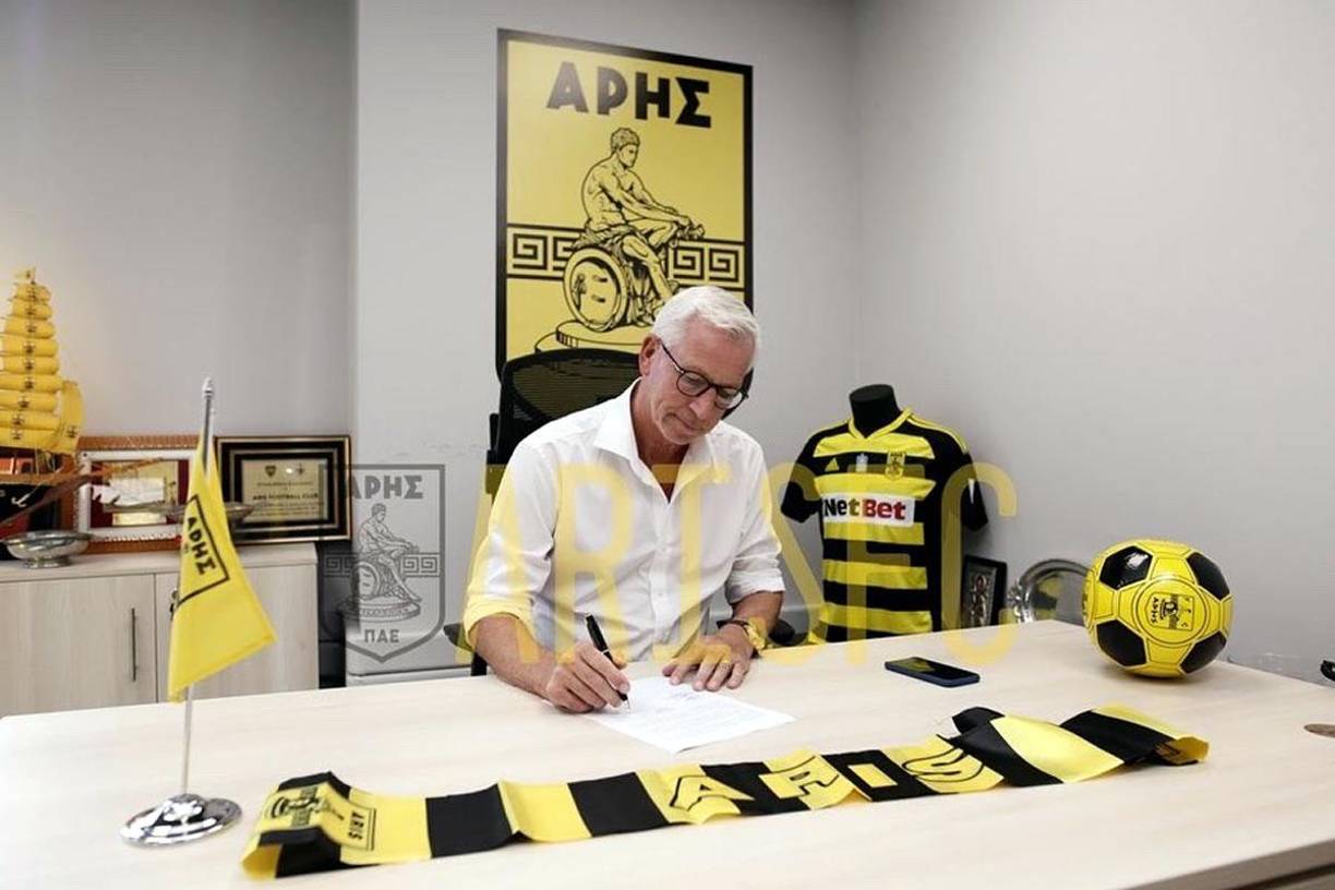 Alan Pardew firmando su nuevo contrato con el Aris Salónica.