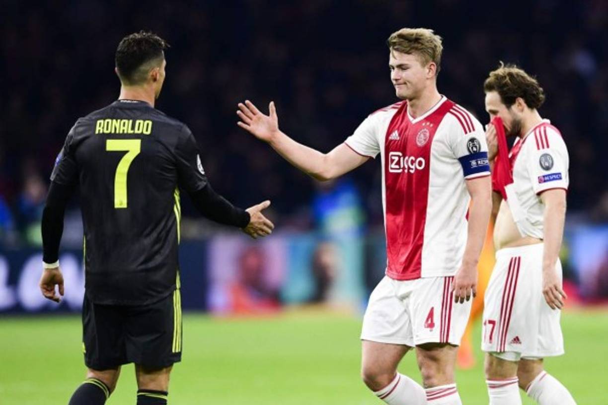 Matthijs de Ligt está cerca de convertirse en jugador de la Juventus. El central neerlandés ha alcanzado un principio de acuerdo con el club turinés a expensas de que el Ajax acepte su traspaso. Mientras llega el acuerdo entre clubes, ha decidido iniciar con buen pie su relación con la máxima estrella del campeón italiano, Cristiano Ronaldo. En una entrevista al medio holandés 'VI.nl', el joven central se declara fan del delantero portugués: 'De niño siempre quise ser Cristiano Ronaldo, cuando jugaba en los jardines, especialmente durante su etapa en el Manchester United. Incluso llevaba la camiseta con su nombre'.