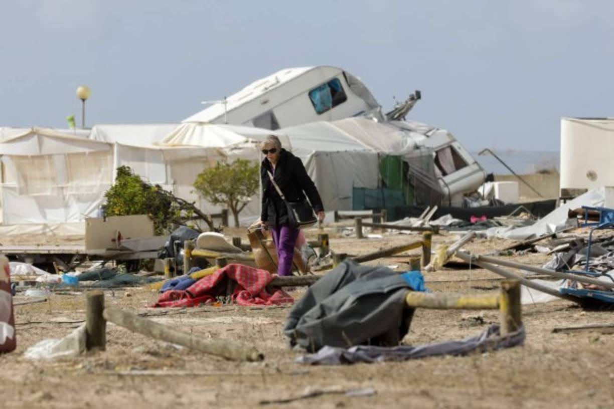 España y Portugal se recuperan hoy tras el paso del huracán Leslie, con lluvias intensas y fuertes vientos que superaron los 170 kilómetros/hora y provocaron cortes de luz y caídas de árboles.<br/>