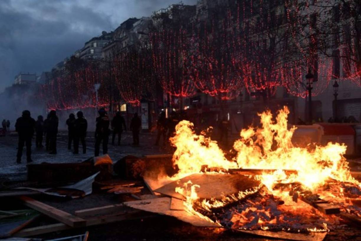 Barricadas incendiadas, paradas de autobús destruidas, al igual que terrazas de cafés y escaparates de comercios, imágenes duras en uno de los atractivos turísticos más reconocibles de una de las ciudades más visitadas del mundo.