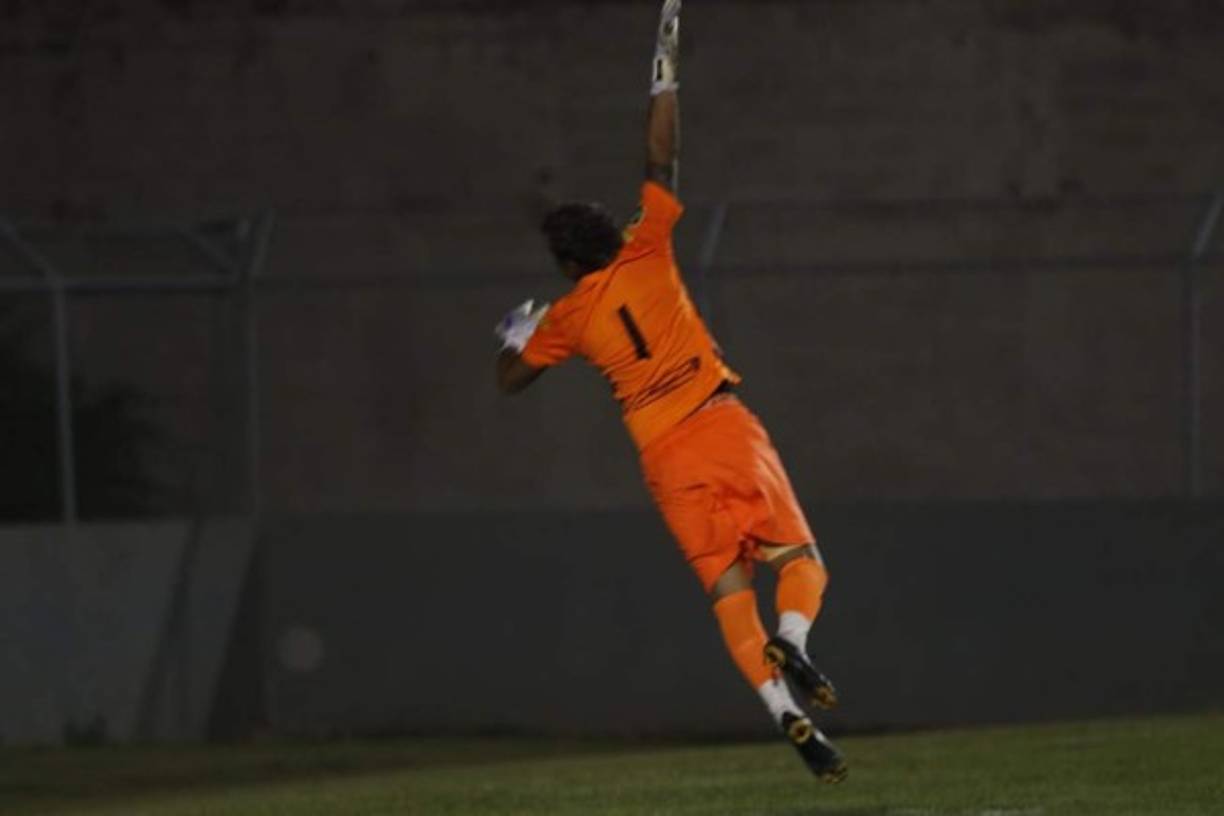 Kevin Hernández pegó este gran salta para tratar de tener un globito que le hizo Michaell Chirinos para el primer gol del Olimpia. No pudo el portero.
