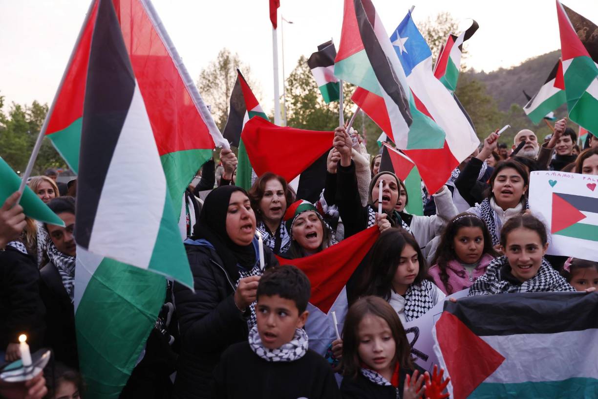 Palestinos radicados en Chile se manifestaron frente a la sede de la ONU en Santiago. 