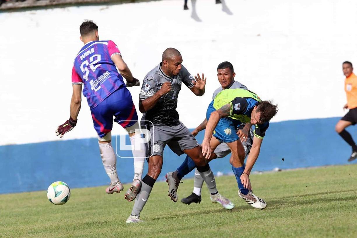 Eddie Hernández marcó el gol del Motagua en esta jugada con el portero argentino del Olancho, Matías Quinteros.