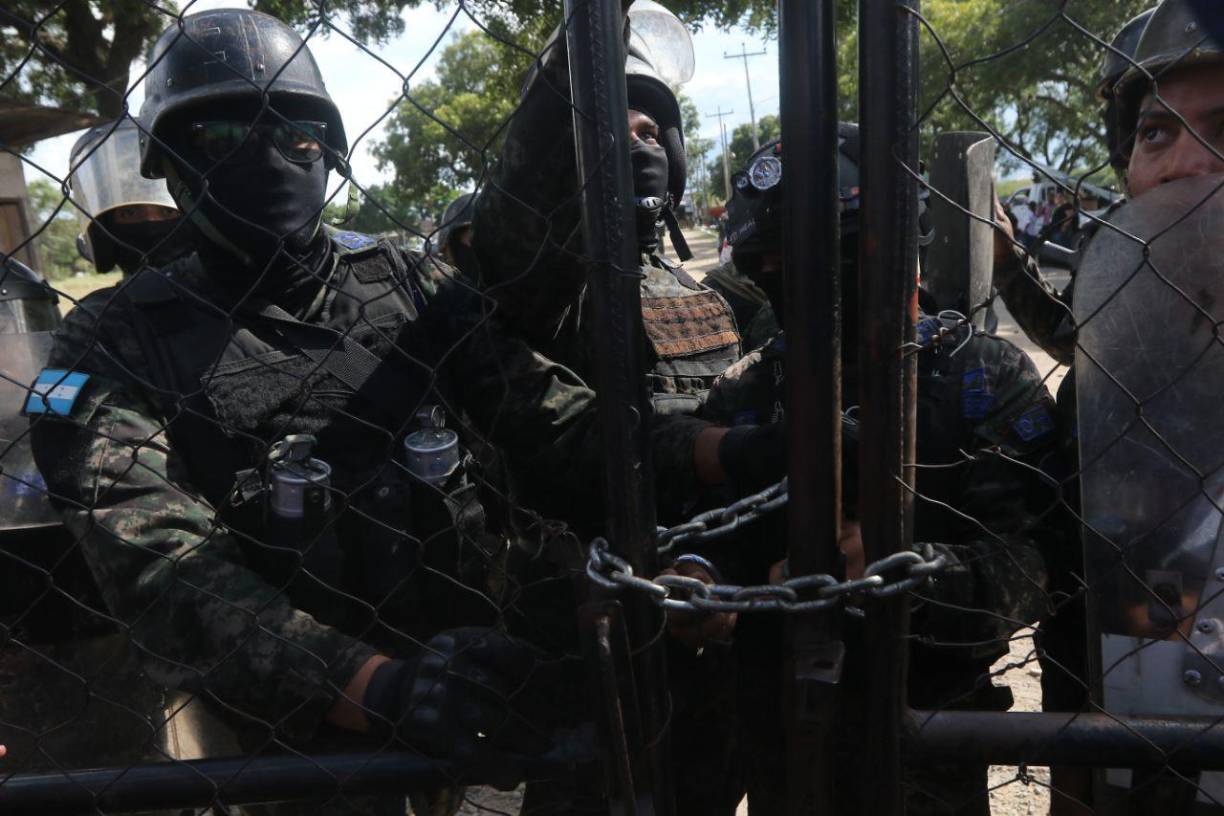 Familiares de reos esperan información de sus parientes