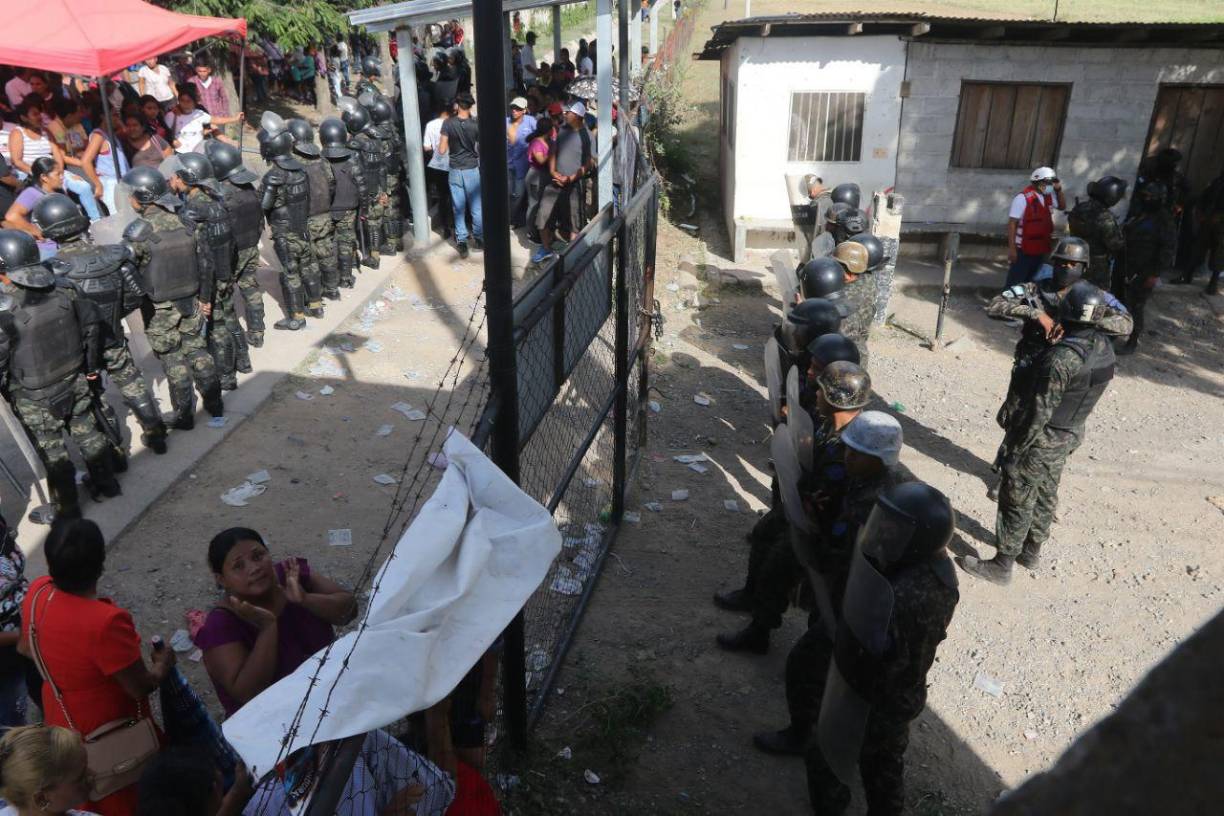 Familiares de reos esperan información de sus parientes