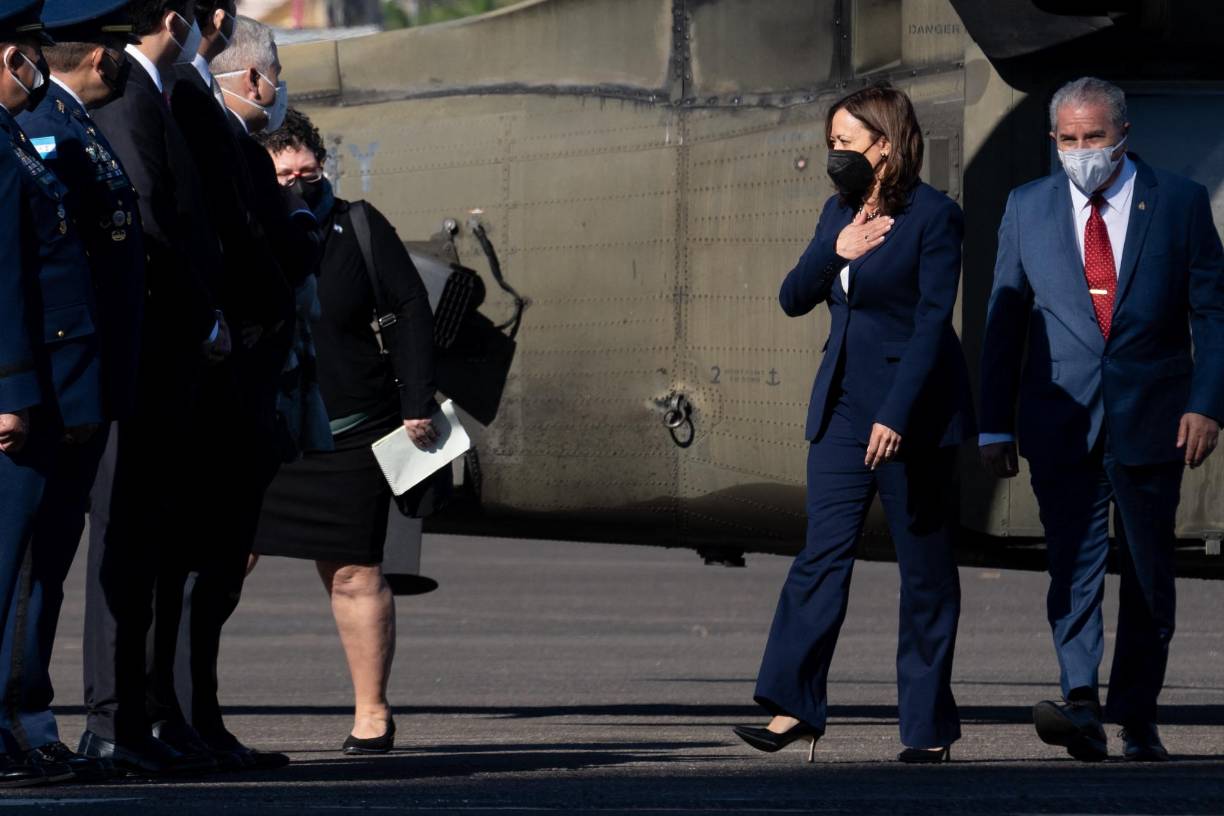 La vicepresidenta de EE.UU. fue llevada en un helicóptero Chinook de Comayagua a Tegucigalpa, la capital del país, donde fue recibida por miembros de la Comisión de Transición de la presidenta Castro, líder del Partido Libertad y Refundación (Libre, izquierda).
