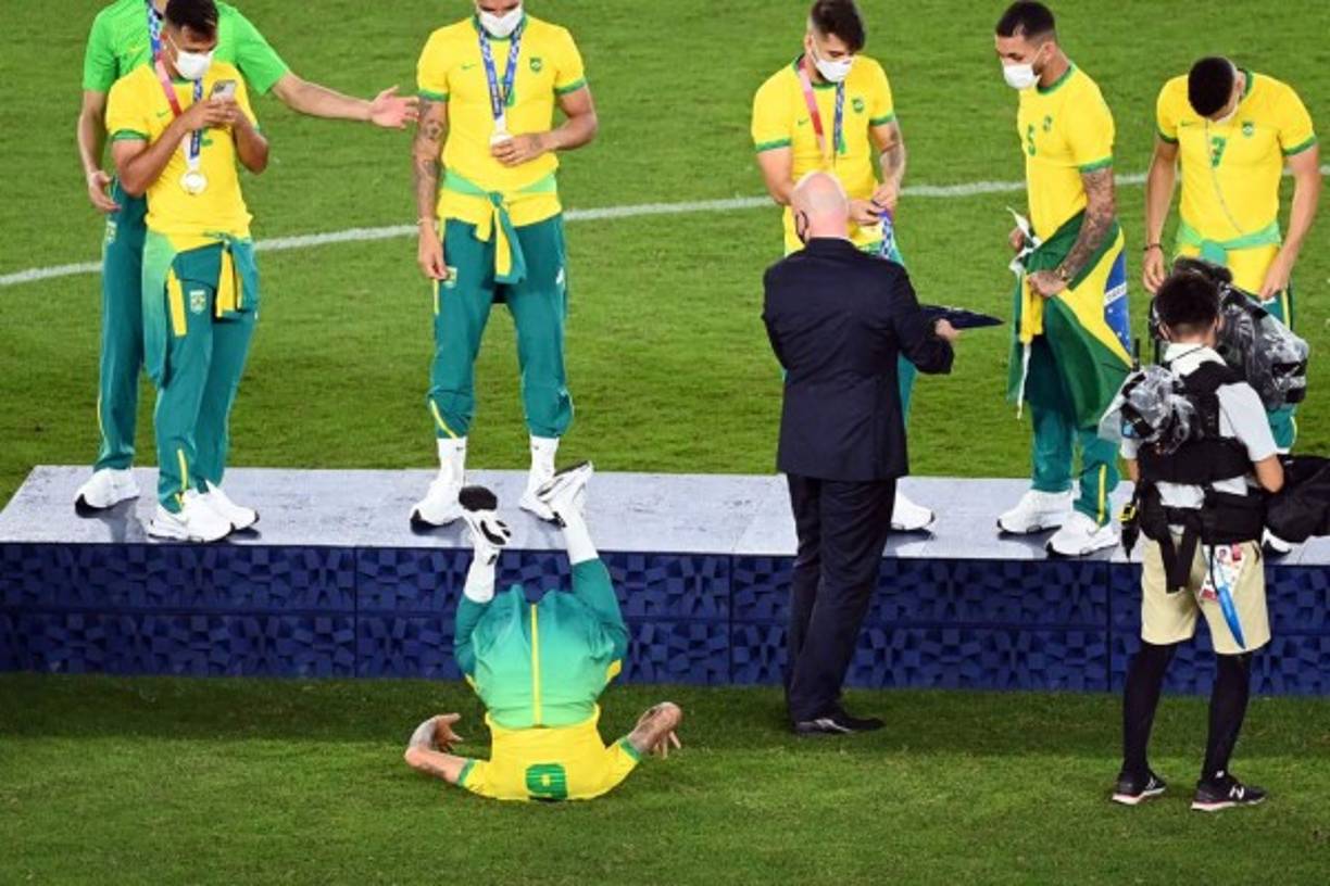 El jugador brasileño Guilherme Arana realiza un 'salto mortal' ante la mirada de Gianni Infantino, presidente de la FIFA.