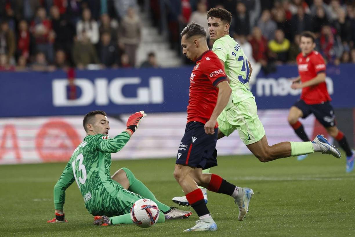 Bryan Zaragoza pisó el balón y dejó desparramado a Iñaki Peña. Un golazo de mucha calidad del jugador del Osasuna.