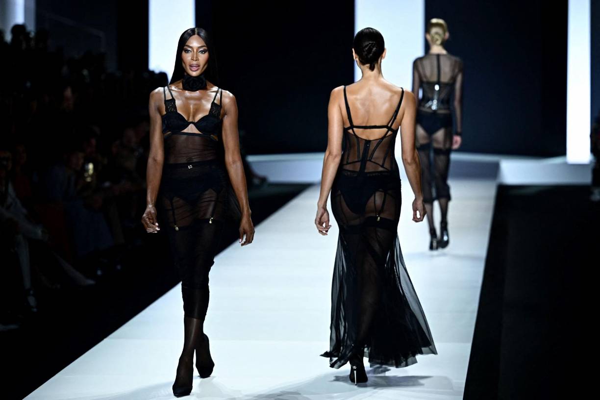 Domenico Dolce y Stefano Gabbana continuaron extrayendo códigos de la casa en una colección titulada ‘Mujer’ que buscaba inspiración en la construcción de ropa interior, una referencia desde hace mucho tiempo para los diseñadores, cuyo trabajo a menudo ha incluido elementos de ropa interior y corsetería. La Top model, Naomi Campbell, fue la estrella de la presentación.