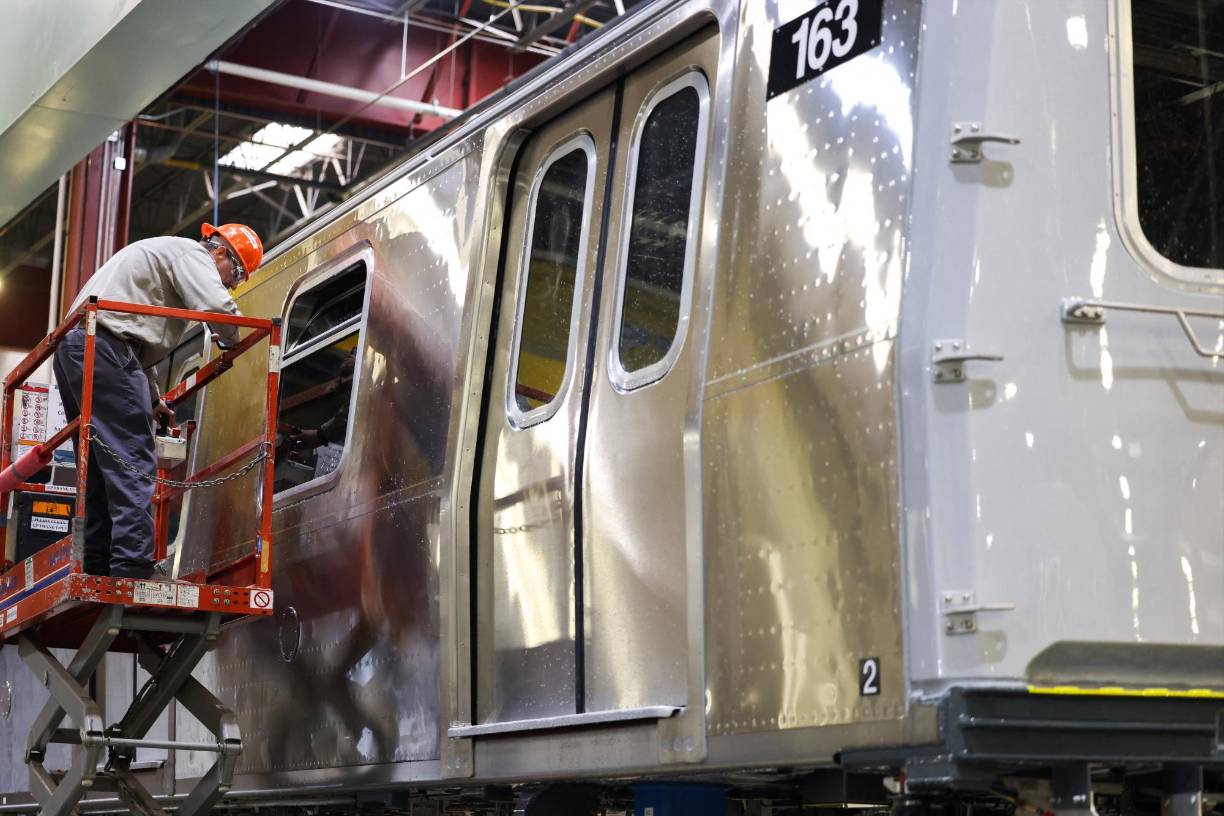 Son ucranianos, afganos y mexicanos... Emigraron a <b>Nebraska</b>, un estado conservador en el centro de Estados Unidos. Lejos de los acalorados debates de la campaña presidencial, las empresas locales, escasas de trabajadores, los reciben con los brazos abiertos y piden reformar el sistema legal de inmigración. 