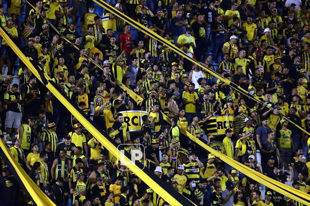 Los aficionados aurinegros respondieron al llamado de la directiva del Real España y llenaron el sector de sol del Morazán.
