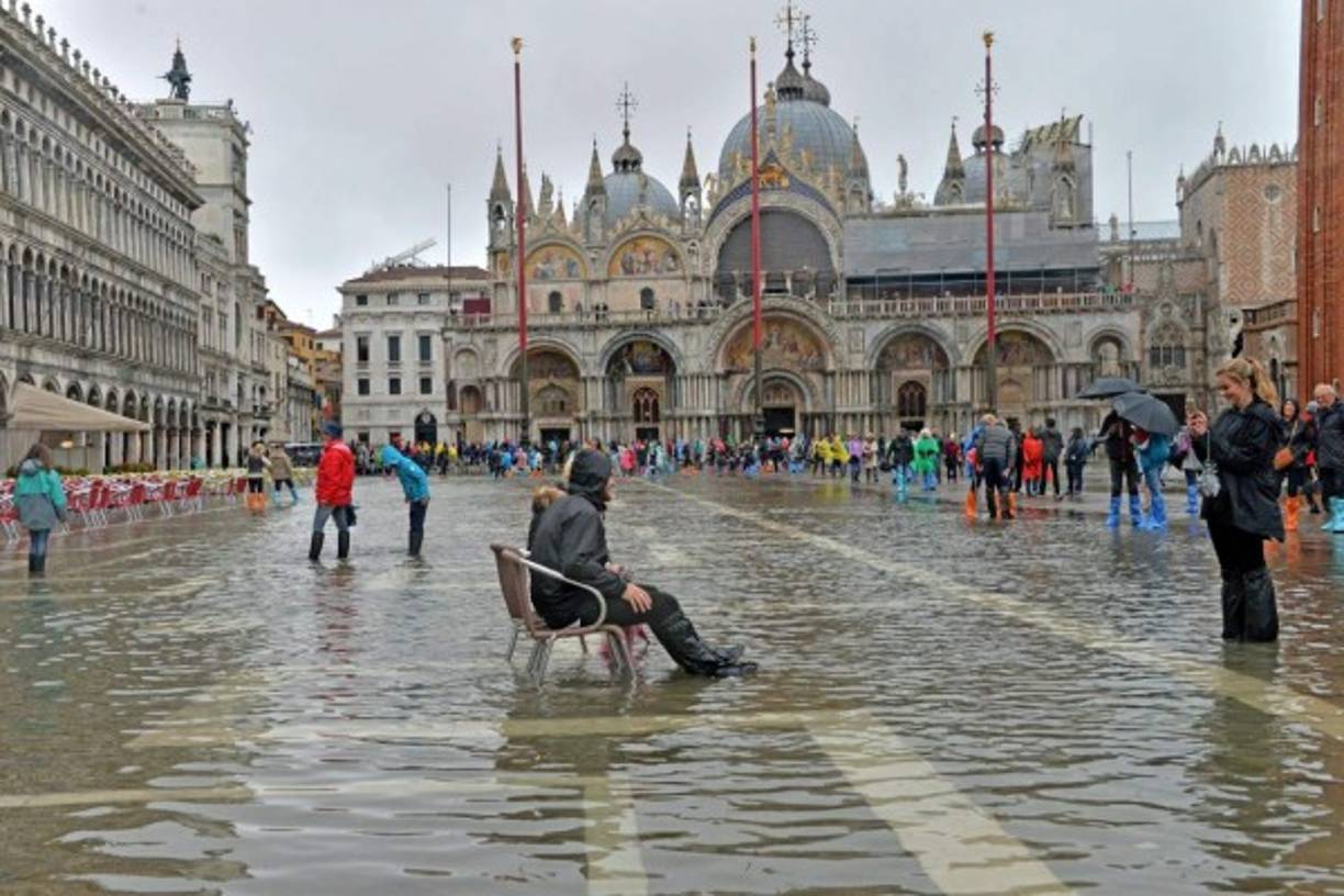 ITALIA. “Acqua alta” en Venecia. Plaza de San Marco, en Venecia, que vive su primera subida de marea del año o “acqua alta”, de 93 centímetros. Foto: EFE/Andrea Merola