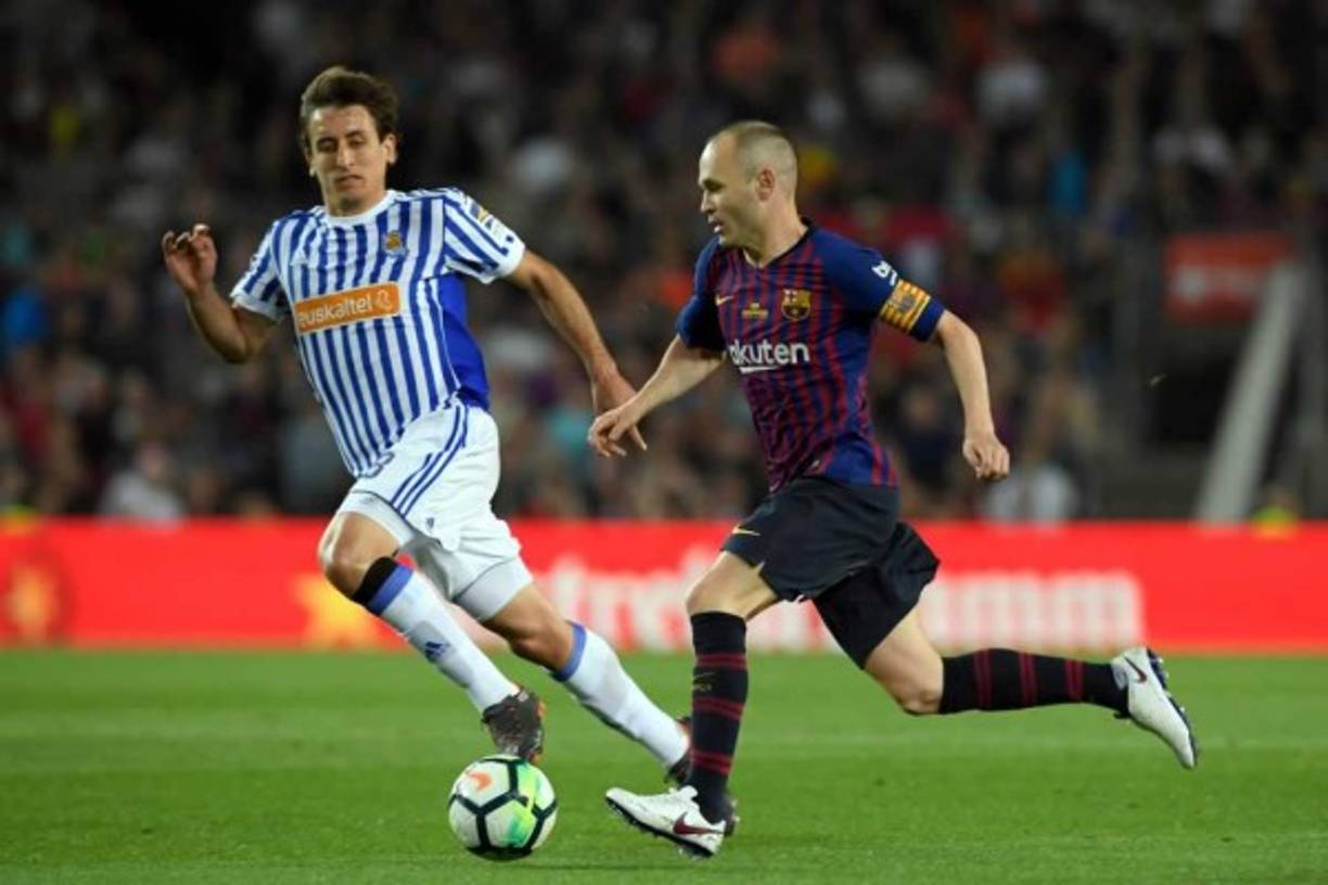 Andrés Iniesta conduce el balón ante la marca del belga de la Real Sociedad, Adnan Januzaj. Foto AFP