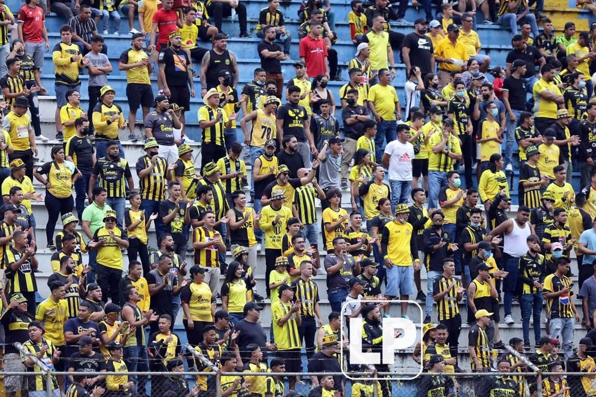 Un buen número de aficionados del Real España asistieron al estadio Morazán para alentar a su equipo.