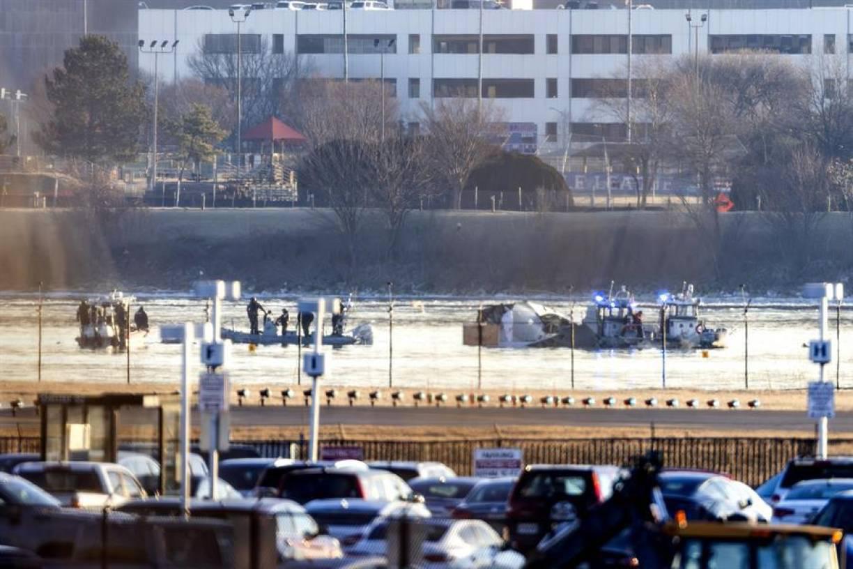 El siniestro ocurrió cuando un helicóptero militar, con tres personas a bordo, y un avión comercial Bombardier CRJ700 de American Eagle (filial regional de American Airlines), con 60 pasajeros y cuatro tripulantes, colisionaron el miércoles sobre las 20:48 hora local (01:48 GMT del jueves) en el momento de la aproximación de este último al aeropuerto Ronald Reagan (DCA) de Washington.
