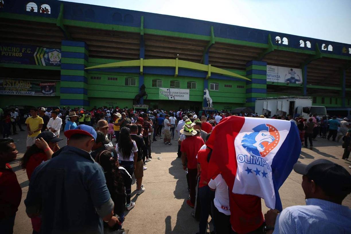 Enormes filas para el ingreso de los aficionados al estadio Juan Ramón Brevé Vargas para el duelo entre Olancho FC y Olimpia.