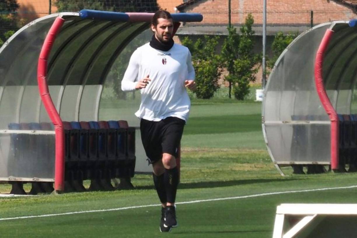 Una de las normas que deberán de cumplir los futbolistas es que no podrán usar las duchas de sus vestuarios . <br/>