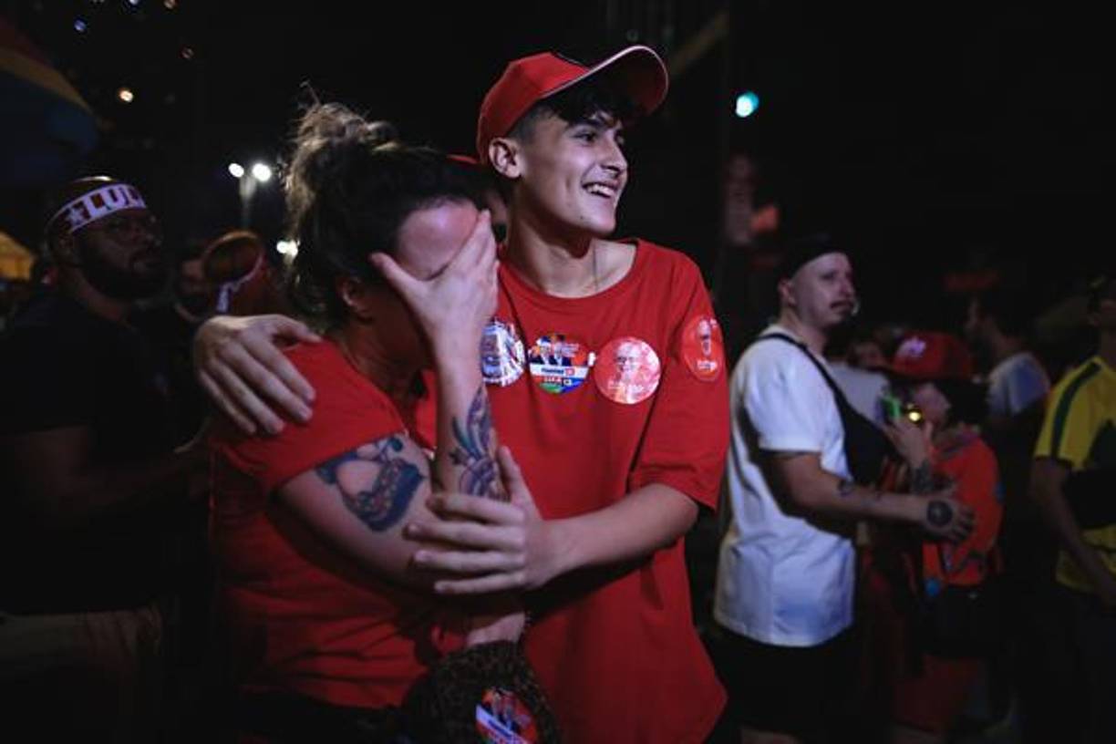 El expresidente izquierdista Luiz Inácio Lula da Silva regresará al poder en Brasil por tercera vez tras vencer al ultraderechista Jair Bolsonaro en el balotaje por un estrechísimo margen, reflejo de una inmensa división en el gigante sudamericano.