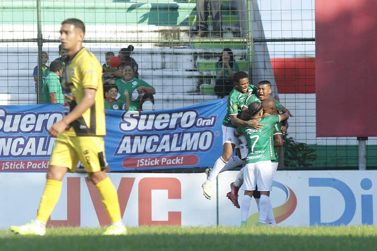 Los jugadores del Marathón celebrando el gol de Juan Anangonó ante el Génesis.