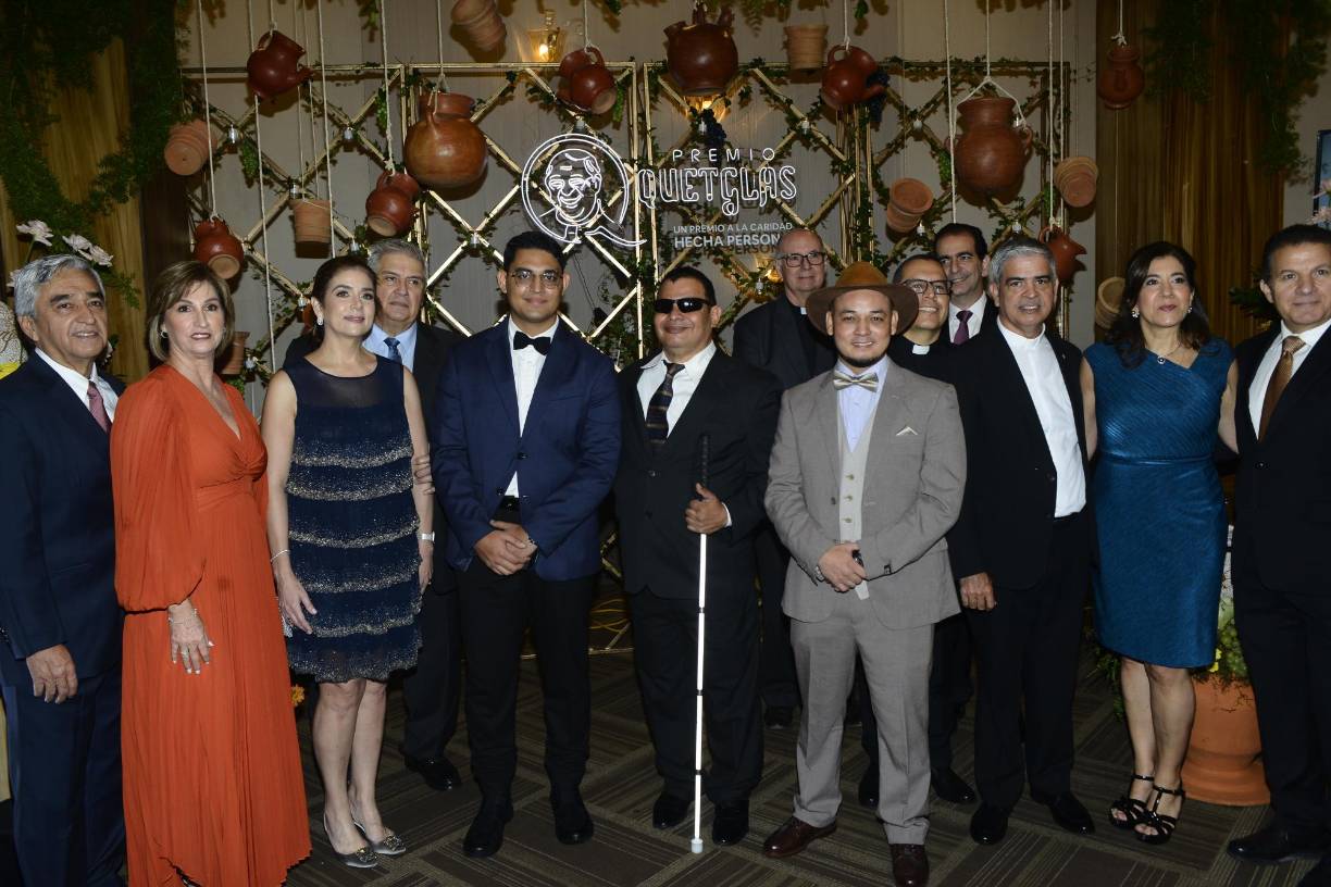 La junta directiva de Osovi junto a los tres finalistas de la undécima edición de los Quetglas. 