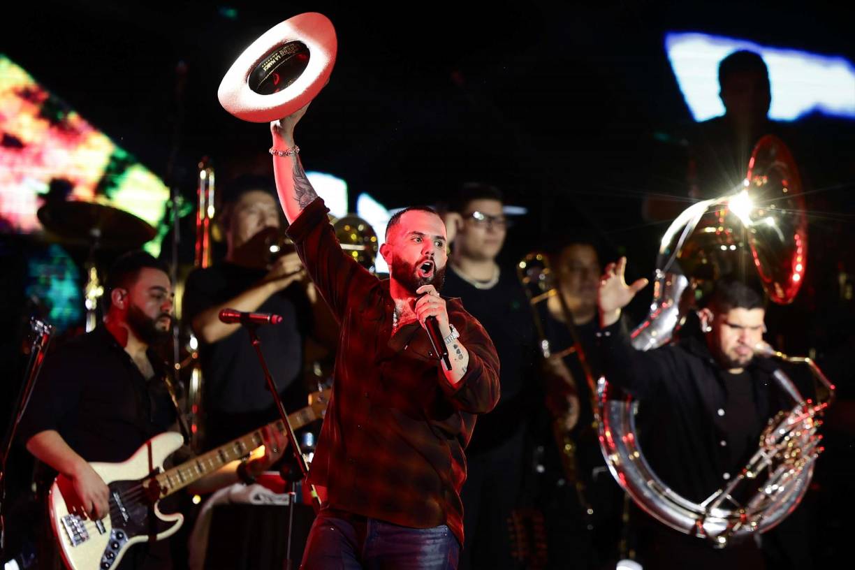 El artista originario de Hermosillo, México, interpretó grandes éxitos como “Que vuelvas”, “Primera cita”, “El tóxico”, “Ni me debes, ni te debo”, entre otros.