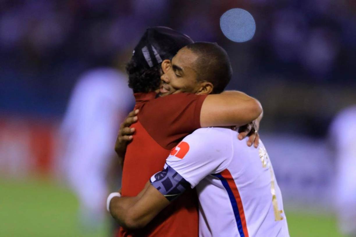 El cariñoso abrazo que se dieron Pedro Troglio y Jerry Bengtson tras el gol del 3-1.
