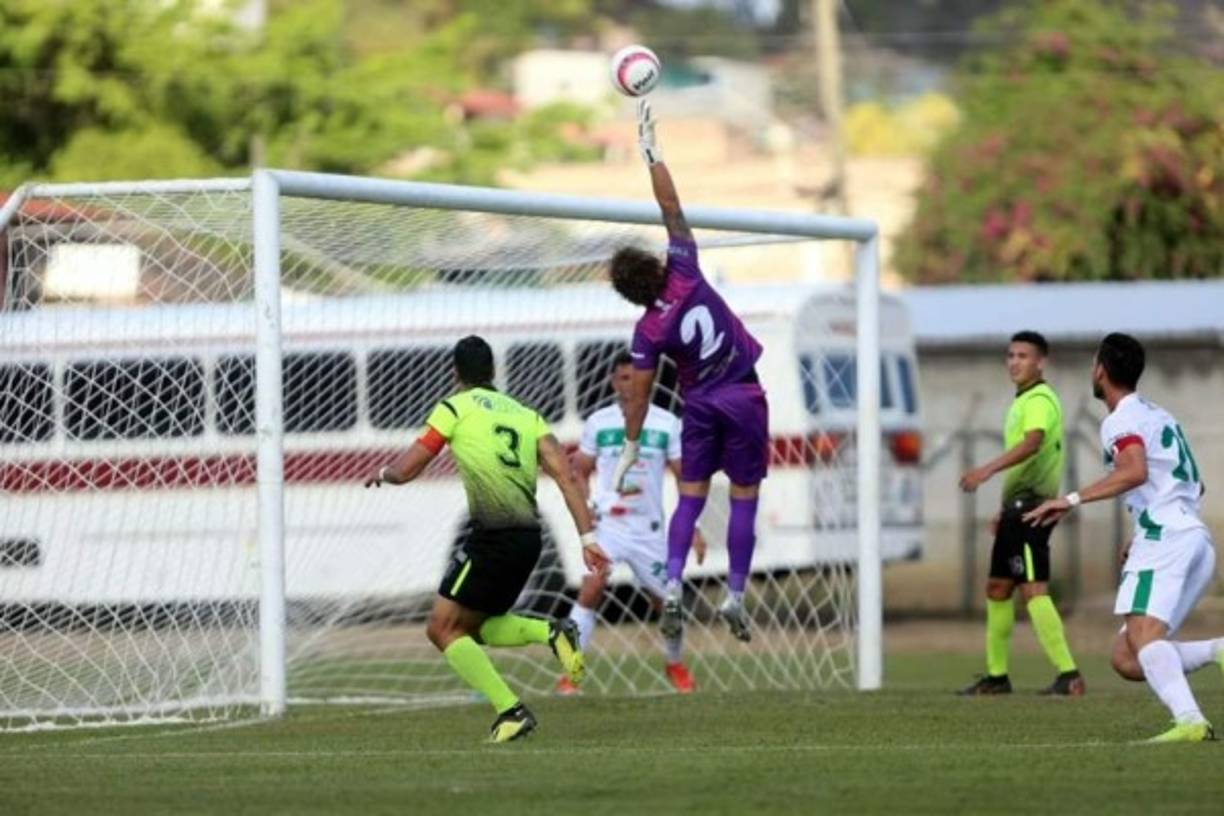 Kevin Hernández, portero del Platense, manda un balón al córner durante el juego contra el Real de Minas.