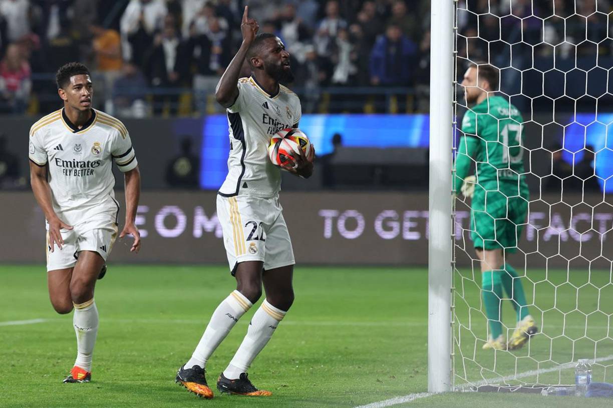 Antonio Rüdiger marcó el empate 1-1 del Real Madrid y recogió rápido el balón para jugar del centro.
