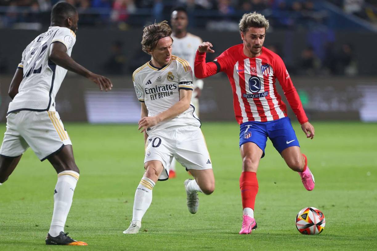 Antoine Griezmann se quitó de encima la marca de Luka Modric y Antonio Rüdiger para marcar un golazo que significó el 2-2 del Atlético.