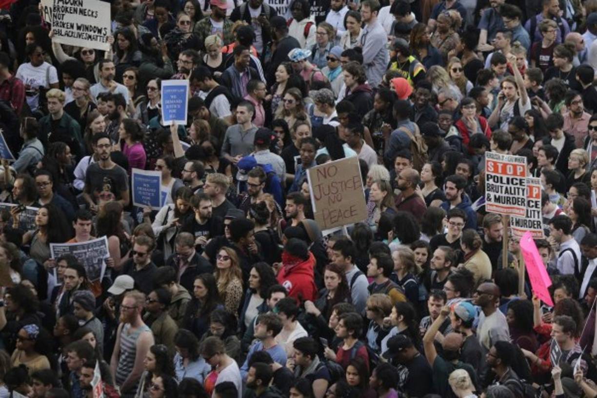<br/>La manifestación fue convocada a raíz de la muerte del joven Freddie Gray, que falleció en Baltimore por las lesiones sufridas cuando fue detenido y estaba en custodia de la Policía.