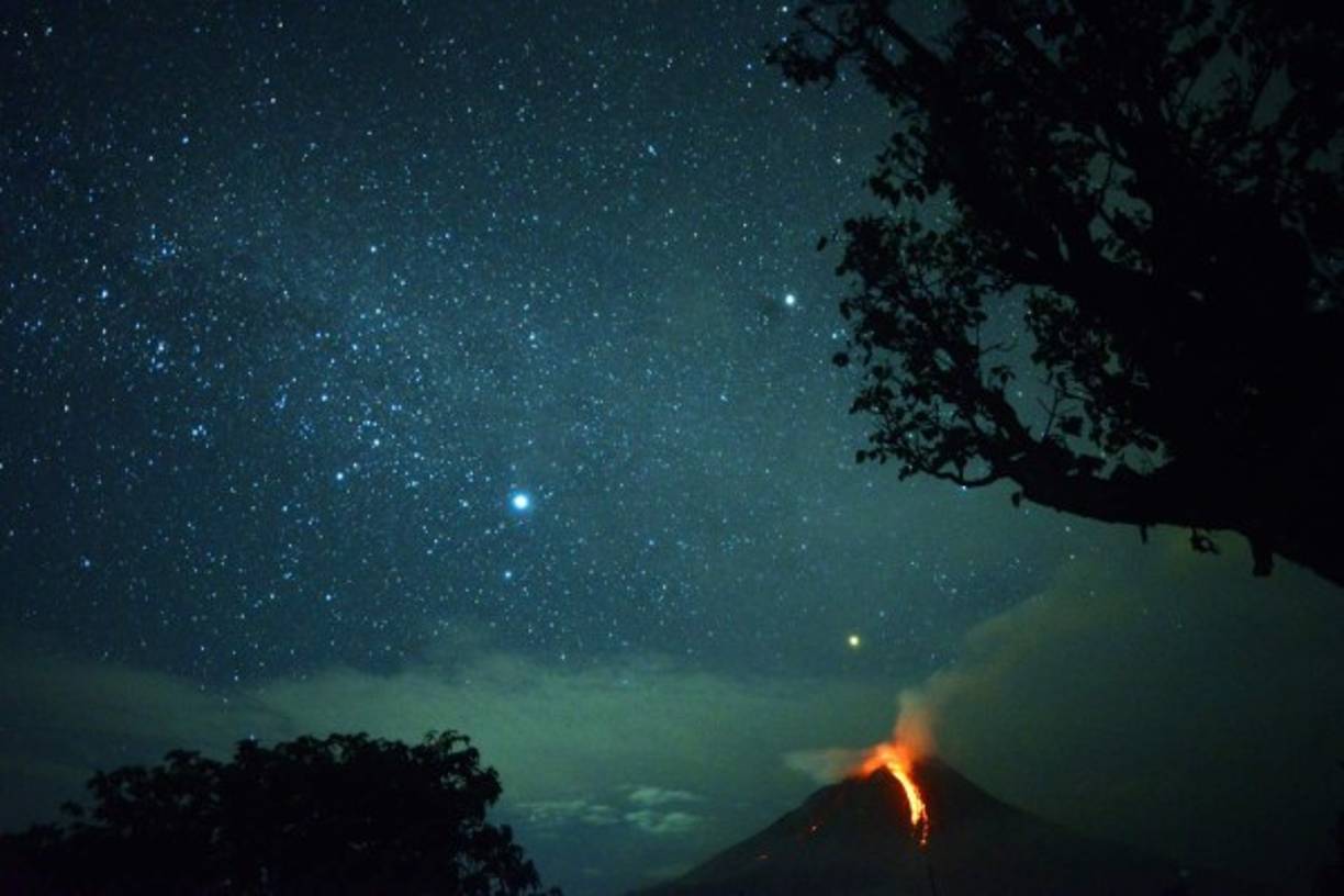 Indonesia. La bella natura. El volcán Moung Sinabung arroja lava que ilumina el cielo nocturno de Karo, en el norte de Sumatra.