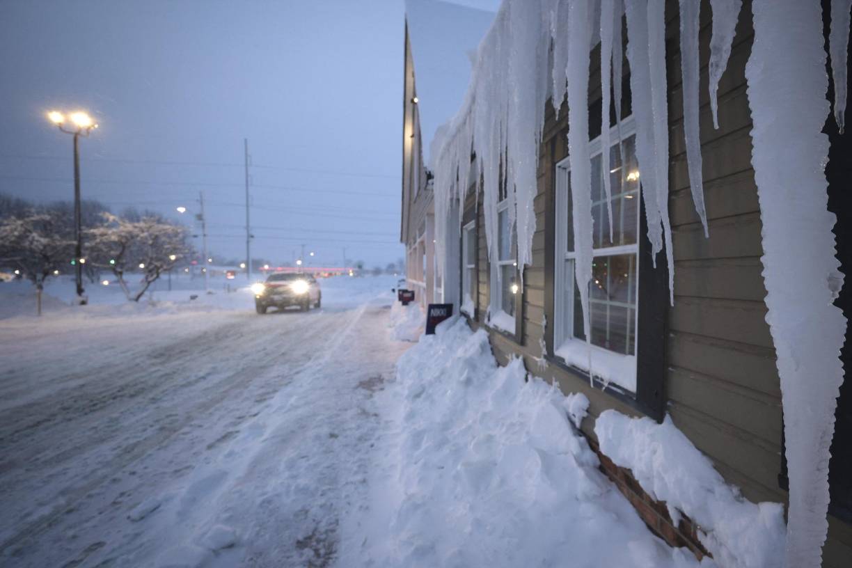 Las tormentas llegan luego de que extremas condiciones climáticas impactaran buena parte de Estados Unidos la semana pasada, y causaran muertes y caos en la red de electricidad dejando a cientos de hogares y comercios a oscuras.