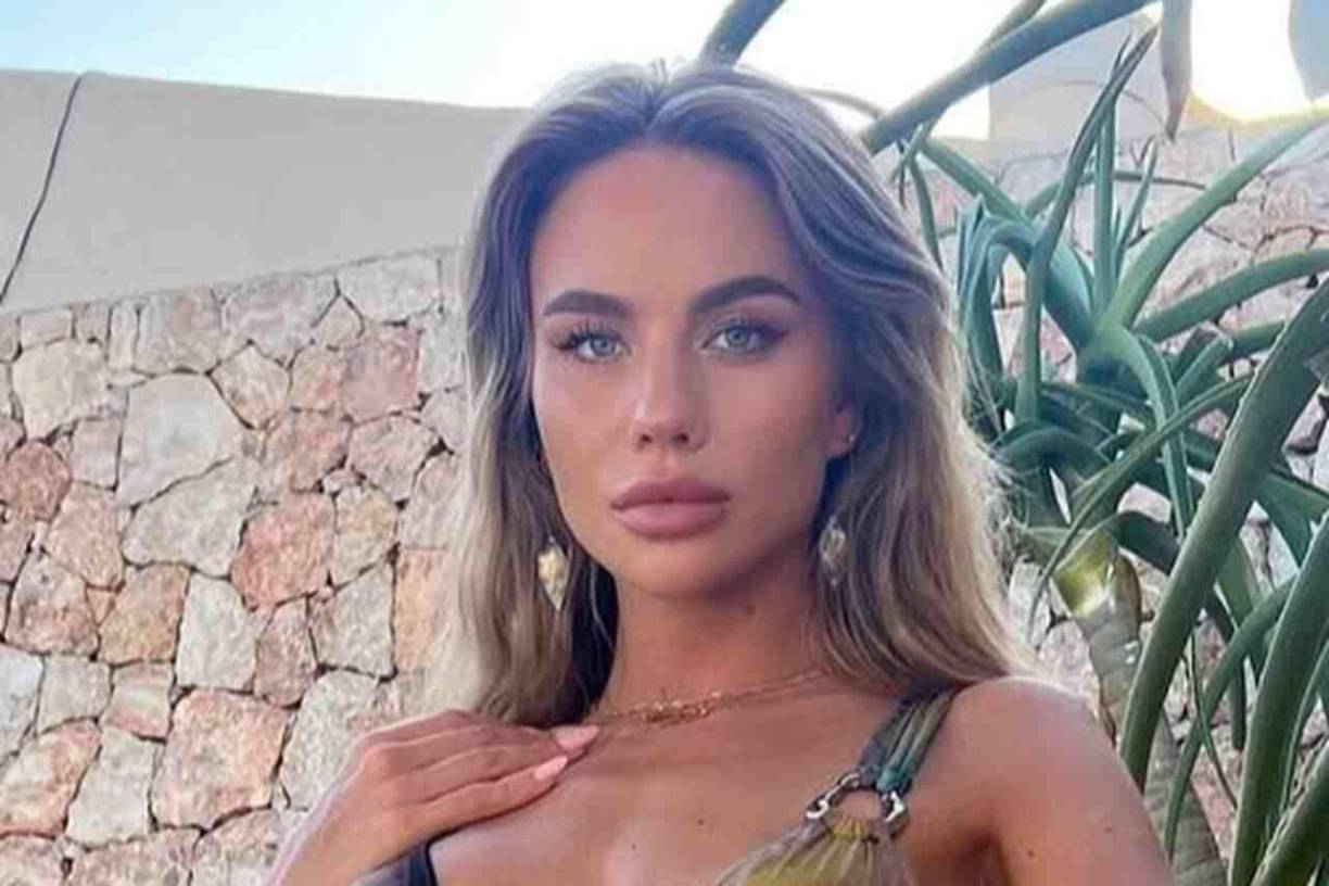 La modelo regresaba al Reino Unido en vuelo desde Tailandia y tras ser detenida por las autoridades afirmó que un conocido, identificado solo como “Tex”, le había dado el equipaje supuestamente con ropa y relojes de lujo desde Phuket.