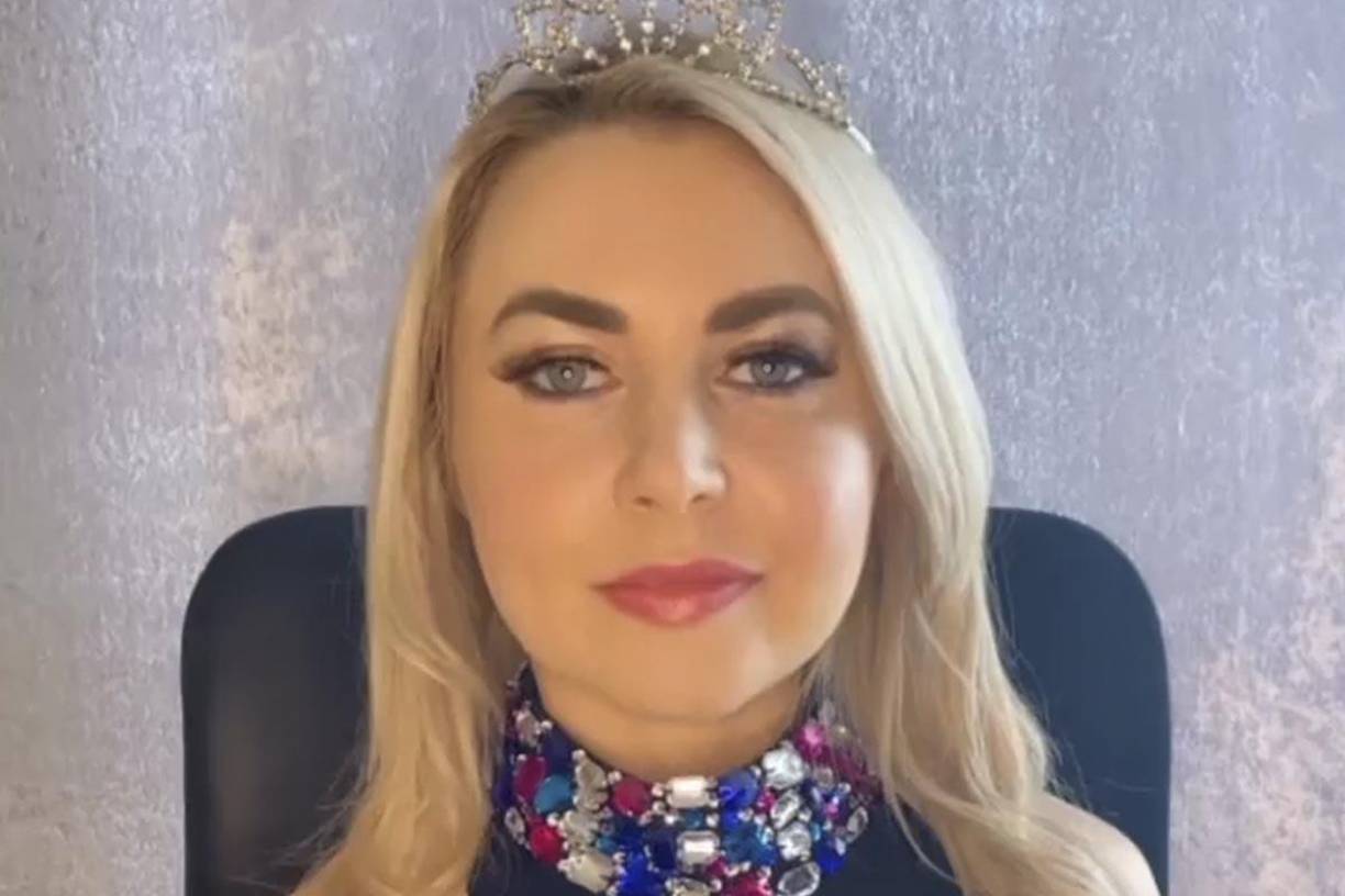 ”Extrañada por sus desconsolados padres Liam e Imelda, su hermana Lucy, su hermano William, y su cuñado Peter”, se lee en el mensaje.